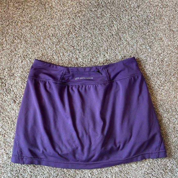 Brooks running skirt with built in shorts. Reflective areas. Back zipper pocket - Picture 5 of 10